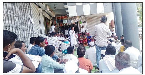 पुणतांबा : पाणी पुरवठा योजनेच्या कामांतील त्रुटींबाबत विकास आघाडीच्या वतीने ठिय्या आंदोलन करण्यात आले. यावेळी बोलताना धनंजय जाधव. (छाया : श्रीरंग गोर्हे)