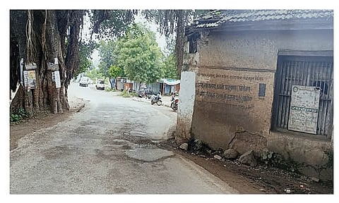 पुरंदर तहसील कार्यालयाची इमारत धोकादायक झाली आहे.