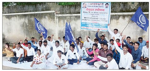 नगर : जिल्हाधिकारी कार्यालयासमोर उपोषणस्थळी निदर्शने करताना रिपाइंचे सुरेंद्र थोरात व इतर कार्यकर्ते. (छाया : समीर मन्यार)