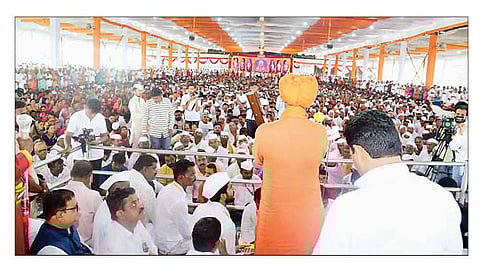 कोपरगाव : सद्गुरु गंगागिरी महाराज हरिनाम सप्ताहाच्या कीर्तनात जनसागराला मार्गदर्शन करताना रामगिरी महाराज. छायाः दत्तात्रय गायकवाड.