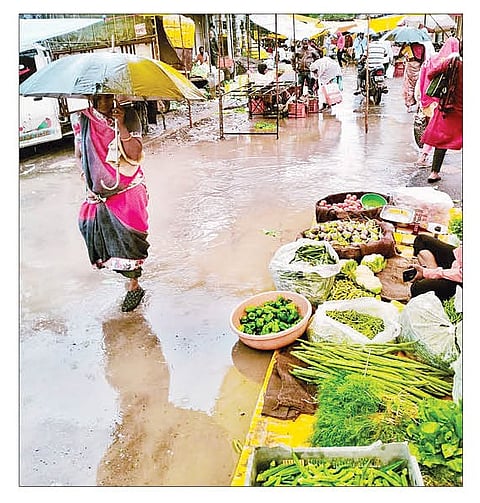 राशीन : येथे आठवडे बाजारामध्ये पावसाच्या पाण्यामधून मार्ग काढताना ग्राहक.