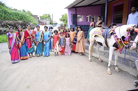 शासनाच्या आवाहनाला प्रतिसाद देत सादलगाव (ता. शिरूर) येथील वधू लग्नाला जाण्यापूर्वी राष्ट्रगीत गायनासाठी थांबली.