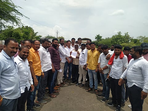 मंडल अधिकारी प्रकाश कुंदेकर यांच्या लेखी आश्वासनानंतर रस्ता रोको आंदोलन मागे घेण्यात आले . छाया : किशोर कांबळे .