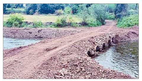 अळकुटी : पारनेर तालुक्यातील म्हस्केवाडीला जोडणारा रस्ता वाहून गेला होता. आमदार नीलेश लंके यांनी तातडीने दुरुस्त करून दिला.