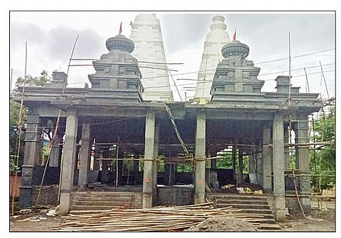 कुकाणा : चैतन्य रेवणनाथ समाधी मंदिराचे भव्यदिव्य काम.