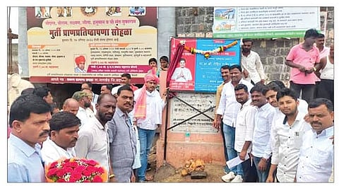 जामखेड : जवळेश्वर मंदिरातील भिंतींना प्राचिन, ऐतिहासिक रूप देण्याच्या कामाचा शुभारंभ करताना आ. रोहित पवार.(छाया : दीपक देवमाने)