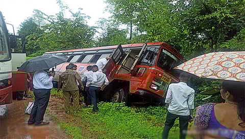 रायगड : अंबावडेकडे जाणारी एसटी बस घसरुन मोठा अपघात; जीवितहानी टळली