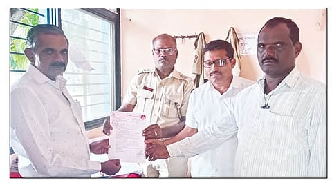 नगर : पारनेर आगाराचे वाहतूक निरीक्षक रावसाहेब कर्पे यांना निवेदन देताना सरपंच तुकाराम कातोरे व ग्रामस्थ.