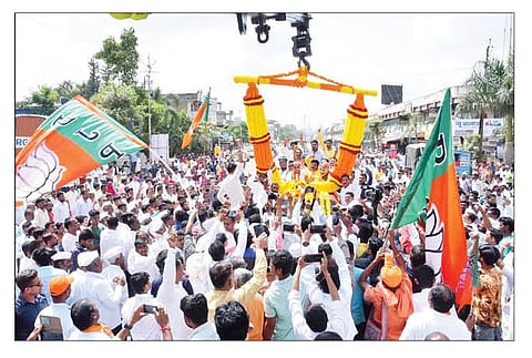 संगमनेर : संगमनेरमध्ये महसूलमंत्री राधाकृष्ण विखे पाटील यांच्या गळ्यात 300 किलोंचा हार घालून सत्कार करण्यात आला. (छाया ः सोमनाथ डोळे)