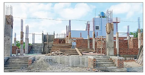 वाळकी : येथील न्यू इंग्लिश स्कूलच्या चार मजली इमारतीचे काम वेगाने सुरू आहे.(छाया : ज्ञानदेव गोरे)