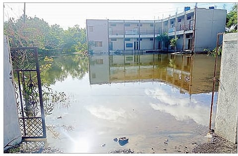 नगर : बोल्हेगाव येथील शाळेच्या परिसरात पावसाचे पाणी साचल्याने त्यालातळ्याचे स्वरूप आले आहे.