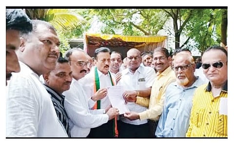 नगर : क्रीडामंत्री गिरीश महाजन यांना निवेदन देताना शिष्टमंडळ.