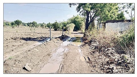 नगर : शेतकर्यांच्या वादात अडकला रस्ता