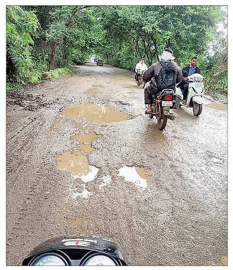 शेवगाव : तालुक्यातील रस्त्यावर असे खड्डे पडल्याने चालकांना कसरत करीत वाहने चालवावी लागत आहेत.