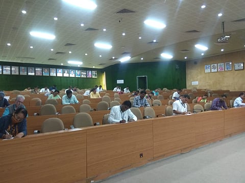 नगर जि.प. सीईओंनी आयोजित केलेल्या परीक्षेला उपस्थित असलेले शिक्षक