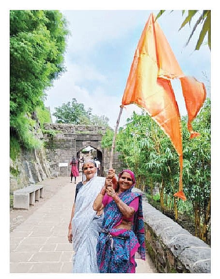 शिवनेरी किल्ल्यावर पोवाडा गाताना पोतले भगिनी.