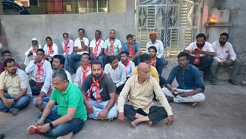 जळगाव : जिल्हाप्रमुख समाधान महाजन यांच्या घरासमोर ठिय्या करताना संतप्त शिवसैनिक. (छाया: चेतन चौधरी).