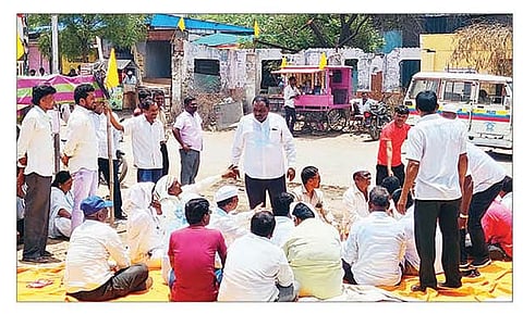 श्रीगोंदा : आढळगाव तेे जामखेड या राष्ट्रीय महामार्गाच्या निकृष्ट कामाविरोधात आंदोलन करताना ग्रामस्थ.