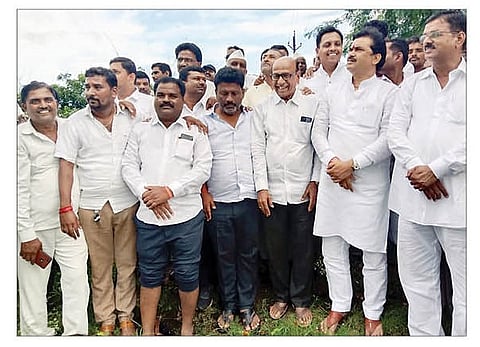 कोंभळी : भोसा खिंडीद्वारे सीना धरणात सोडण्यात आलेल्या पाण्याची घोगरगाव येथे पाहणी करताना आ. राम शिंदे.