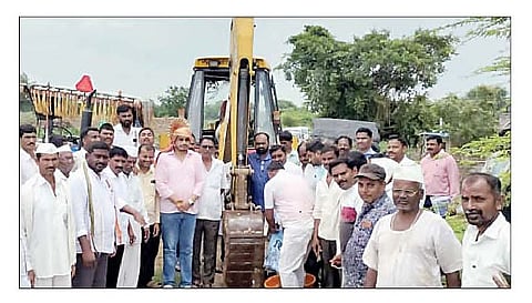 कर्जत : नागलवाडी येथे सीना कालव्यावरील रस्ता मजबुतीकरण कामाचे उद्घाटन करताना आमदार रोहित पवार.