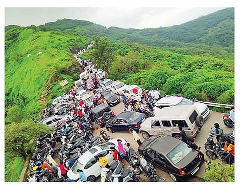 शनिवार, रविवार व सुटीच्या दिवशी सिंहगडावर मोठ्या संख्येने पर्यटक गर्दी करतात. अवसरवाडी फाट्यावरील घाटरस्त्यातच पर्यटक वाहने उभी करीत असल्याने घाटरस्त्यावर वाहतूक कोंडी होते.