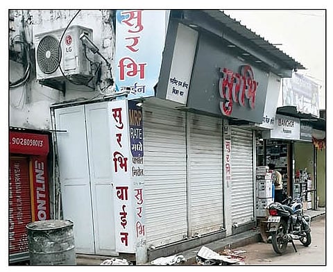 संगमनेर : बनावट दारू विक्रीप्रकरणी शहरात नेहरू चौकातील सुरभी बिअर अखेर बार सील करण्यात आले.