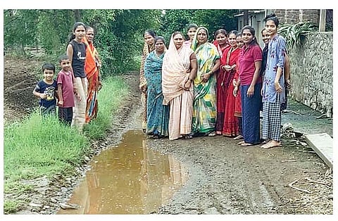 तावरेवस्ती येथील रस्त्यावर चिखलाचे साम्राज्य दाखवताना संतप्त महिला.