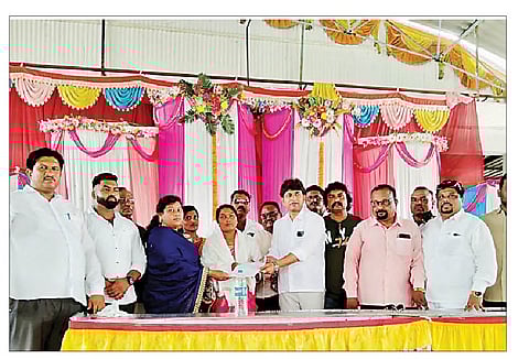 संगमनेर : तालुक्यातील शिबलापूर येथे रिपाइंची चिंतन बैठक पार पडली. यावेळी जिल्हाध्यक्ष सुरेंद्र थोरात व पदाधिकारी.