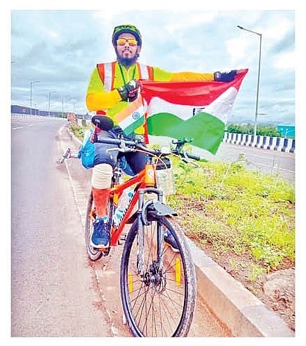 नगर : युवकाची नेवासा फाटा ते अजमेर तिरंगा यात्रा