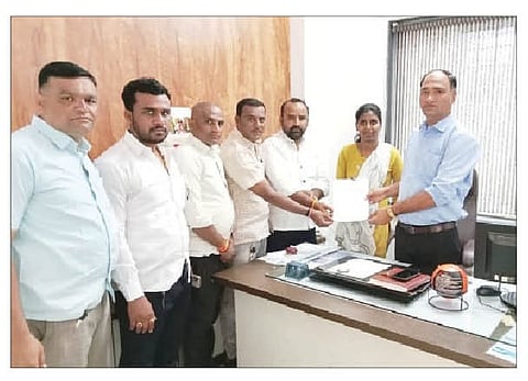 निवेदन देताना पदाधिकारी