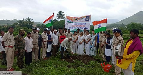 महाळुंगे पडवळ येथे हुतात्मा बाबू गेनू स्मृती निर्मितीप्रसंगी वडाची लागवड करताना वंशज किसनराव सैद व वन विभागाचे अधिकारी तसेच कर्मचारी. (छाया : बी. एस. चिखले).