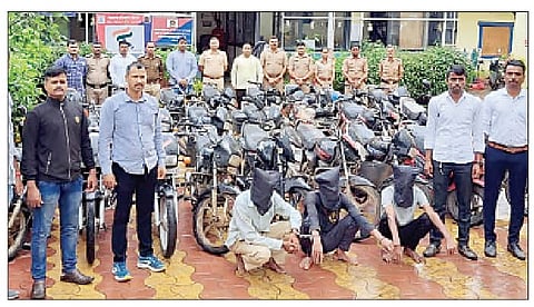 चाकण पोलिसांनी हस्तगत केलेल्या चोरीच्या दुचाकी व आरोपी.