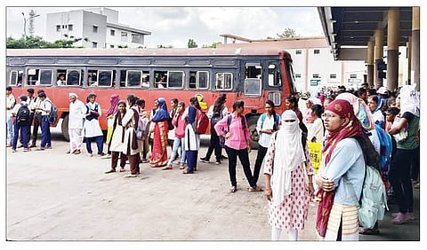 …तर एसटीवरही कारवाई करणार ! लग्न, पर्यटनामुळे क्षमतेपेक्षा अधिक प्रवासी वाहतूक