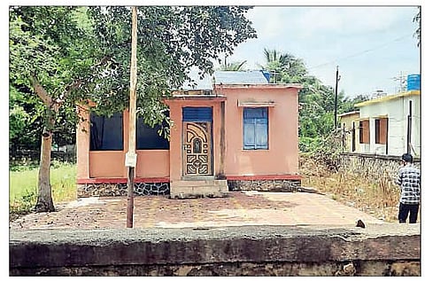 खेड : अनेक वर्षांपासून वैद्यकीय अधिकारी-कर्मचारी उपलब्ध नसल्याने ओस पडलेला पशुवैद्यकीय दवाखाना. (छाया : विजय सोनवणे)