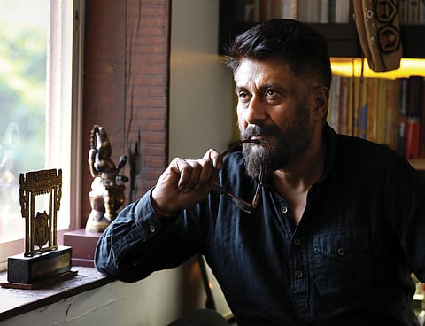 Vivek Agnihotri : दिग्दर्शक विवेक अग्निहोत्री यांनी बॉलिवूडवर साधला निशाणा म्हणाले, “जसे दिसतं तसे …”