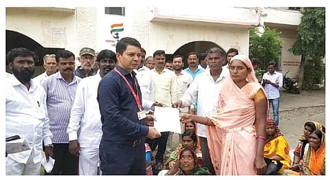 इंदापूर पंचायत समितीसमोरील आंदोलकांना मागण्यांची पूर्तता करण्याचे पत्र देताना गटविकास अधिकारी विजयकुमार परीट.