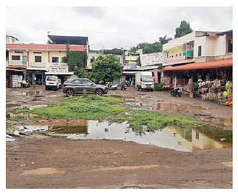 वालचंदनगर बाजारपेठेत पावसाच्या पाण्याची साचलेली डबकी.