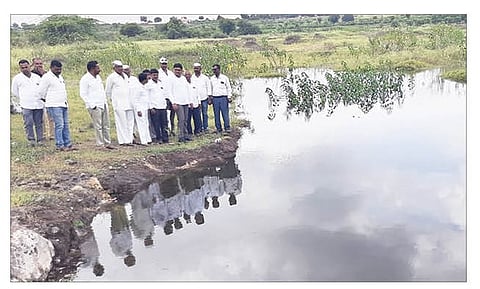 करंजी : भोसे येथे तलावात येत असलेल्या वांबोरी चारीच्या पाण्याची पाहणी करताना आमदार प्राजक्त तनपुरे.(छाया : मयूर मुखेकर)