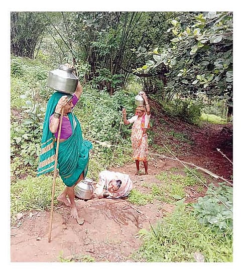 डोंगरातील पाऊलवाटेने डोक्यावर पाण्याचा हंडा घेऊन चढताना खाली कोसळलेल्या वयोवृद्ध पार्वतीबाई तांबे.
