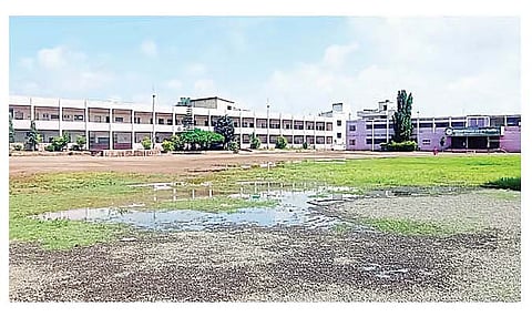 रयत संकुलातील शाळांच्या प्रांगणात पावसाच्या पाण्यामुळे साचलेले तळे.