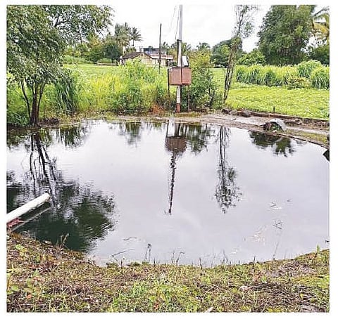 ओतूर (ता. जुन्नर) येथे पाण्याने काठोकाठ भरलेली हीच ती विहीर.