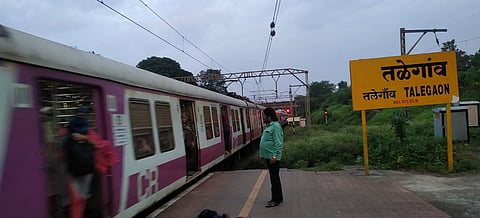 तळेगाव स्टेशन : रेल्वे लोकल सेवा पुर्ण क्षमतेने होणे आवश्यक