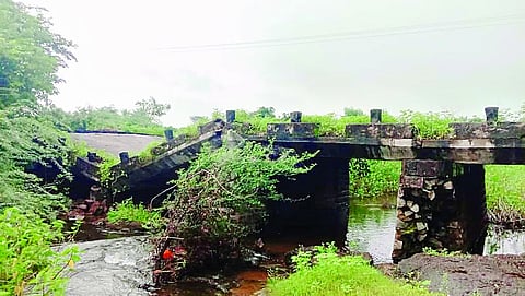 36 वर्षे जुना दगडी पूल कोसळला, सुदैवाने जीवित हानी टळली