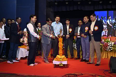 राज्य वखार महामंडळाच्या वर्धापनदिन कार्यक्रमात दीपप्रज्वलन करताना अध्यक्ष दिपक तावरे. यावेळी सहकार आयुक्त अनिल कवडे, सुनिल पवार, रमेश शिंगटे, पुनीत सिंग, सुहास दिवसे व मान्यवर.