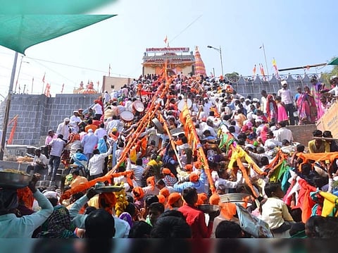 नाथांच्या दर्शनास भक्तांची मांदियाळी ! मढीत पालखी सोहळ्याला हजारोंची गर्दी