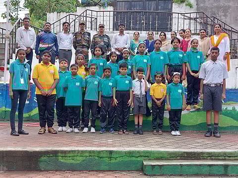 पुणे : विश्वकर्मा विद्यालयात सैनिकांच्या हस्ते ध्वजारोहण