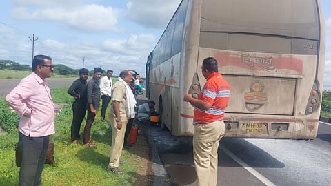लोंढे वस्ती (ता. इंदापूर) येथे राष्ट्रीय महामार्ग ६५ वर अपघातग्रस्त झालेली शिवशाही बस.