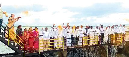 धरण 100 टक्के भरल्याने नाझरे धरणाचे जलपूजन