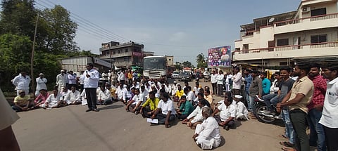 निमगाव केतकीत इंदापूर बारामती रस्त्यावर अस्तीकरणाच्या विरोधात सर्व पक्षीय रस्ता रोको आंदोलन करण्यात आले.