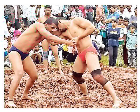 कान्हूरपठार : कोरठण येथे परंपरेनुसार भरविण्यात आलेल्या कुस्त्यांच्या आखाड्यातील रंगलेली एक लढत. (छाया : सतीश ठुबे)